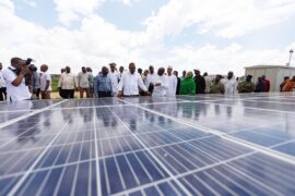Kenyan President Uhuru Kenyatta C attends the launching ceremony of a solar farm in Garissa, Kenya, 2019.